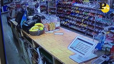 Cassiera combatte contro il rapinatore a mani nude