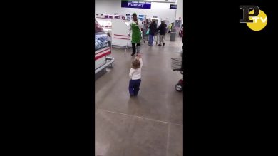 Bimba di 1 anno diffonde gioia al Supermercato