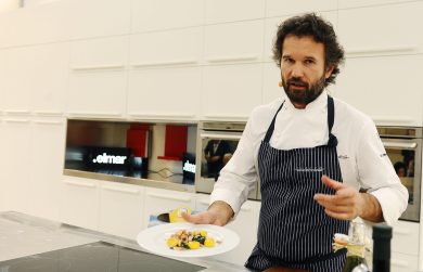 Blitz vegano nel ristorante di Cracco: “Assassino, cucini gli animali”