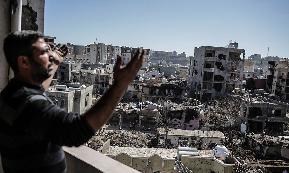 Turchia, il ritorno dei curdi tra le macerie di Cizre – Foto Turchia, il ritorno dei curdi tra le macerie di Cizre – Foto