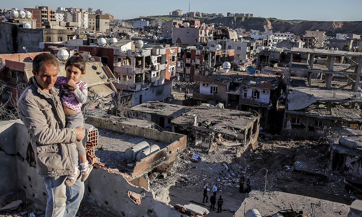 Turchia, il ritorno dei curdi tra le macerie di Cizre – Foto Turchia, il ritorno dei curdi tra le macerie di Cizre – Foto