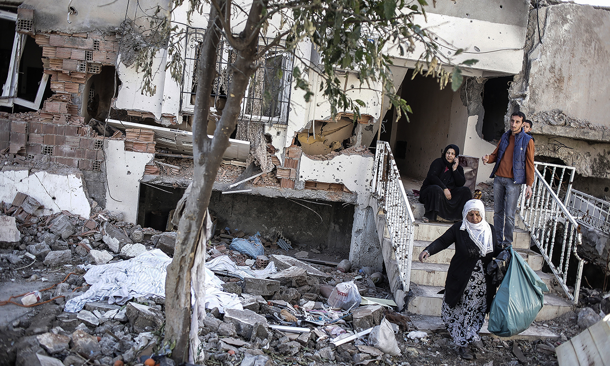 Turchia, il ritorno dei curdi tra le macerie di Cizre – Foto Turchia, il ritorno dei curdi tra le macerie di Cizre – Foto