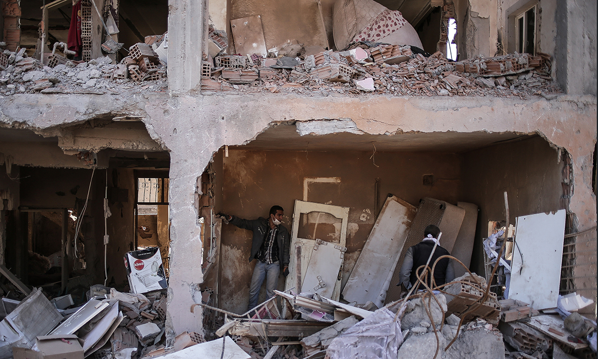 Turchia, il ritorno dei curdi tra le macerie di Cizre – Foto Turchia, il ritorno dei curdi tra le macerie di Cizre – Foto