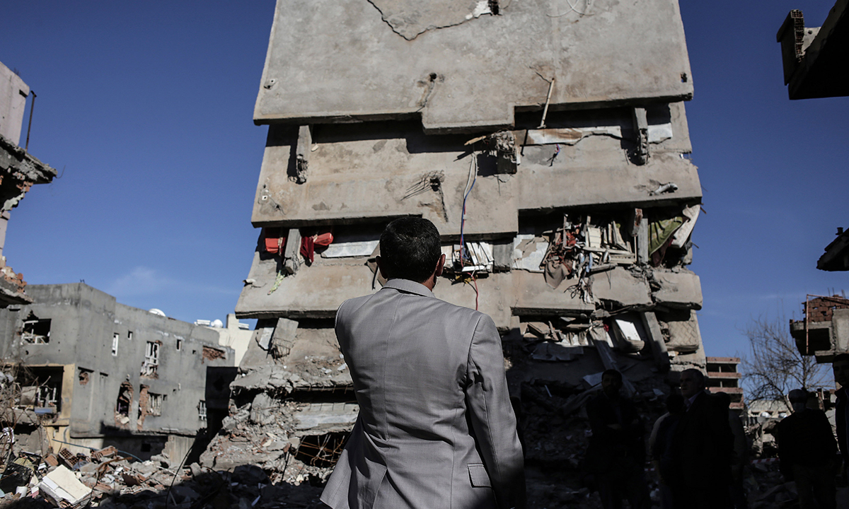 Turchia, il ritorno dei curdi tra le macerie di Cizre – Foto Turchia, il ritorno dei curdi tra le macerie di Cizre – Foto