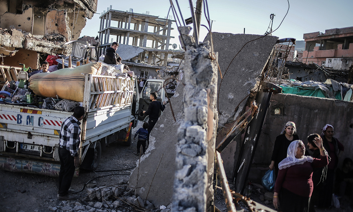 Turchia, il ritorno dei curdi tra le macerie di Cizre – Foto Turchia, il ritorno dei curdi tra le macerie di Cizre – Foto