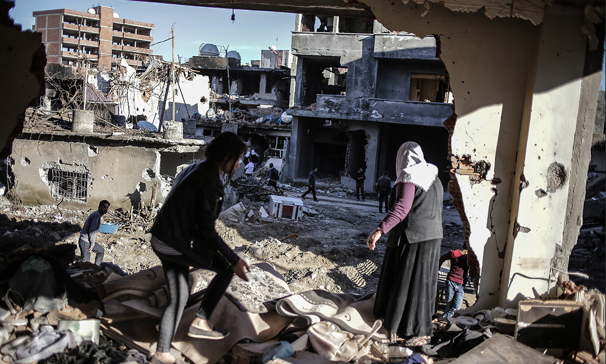 Turchia, il ritorno dei curdi tra le macerie di Cizre – Foto Turchia, il ritorno dei curdi tra le macerie di Cizre – Foto