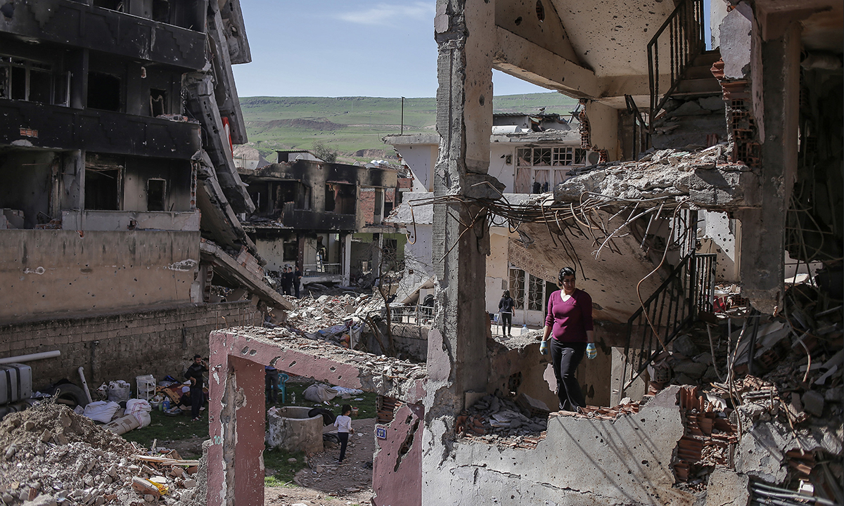 Turchia, il ritorno dei curdi tra le macerie di Cizre – Foto Turchia, il ritorno dei curdi tra le macerie di Cizre – Foto