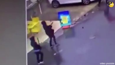 Istanbul: due donne assaltano stazione di polizia – video