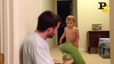 Papà tira una Cuscinata in testa al figlio