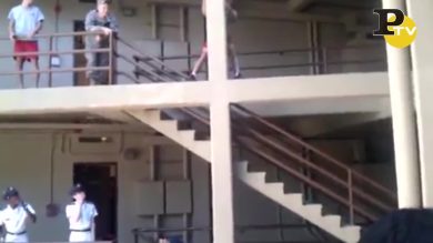 Cadetto salta dal quarto piano su una pila di materassi