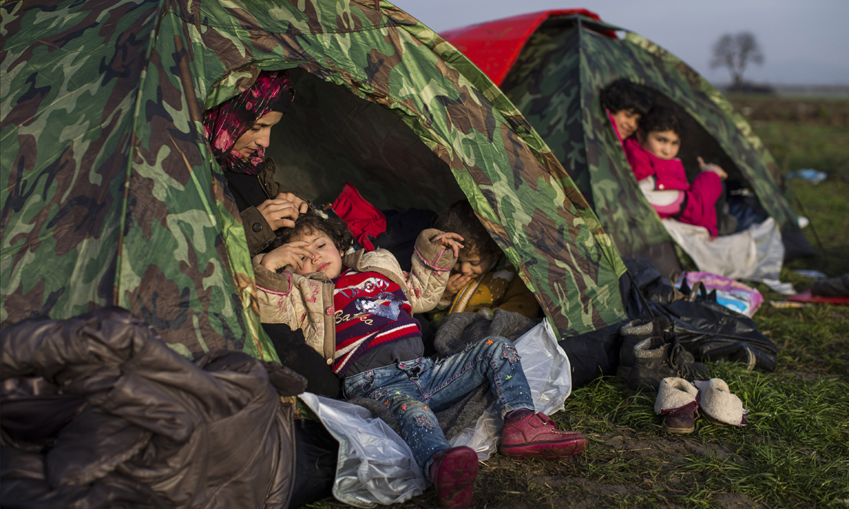Idomeni, migranti in attesa al confine tra Grecia e Macedonia – Foto