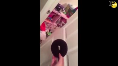 Bambina terrorizzata dall’accessorio per capelli