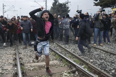 Migranti: dopo gli scontri riprende lo sgombero a Calais