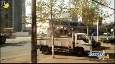 Cina: la battaglia di ruspe in strada
