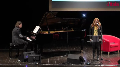 Noemi canta “Kiss” per Prince a Panorama d’Italia