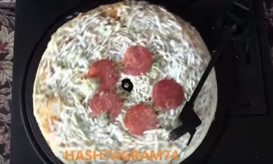 Come suona una pizza se la metti sul giradischi?