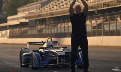 Saltare un’auto da corsa, uno stunt folle