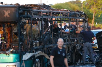 Gerusalemme: esplosione su un autobus, è stata una bomba – FOTO e VIDEO
