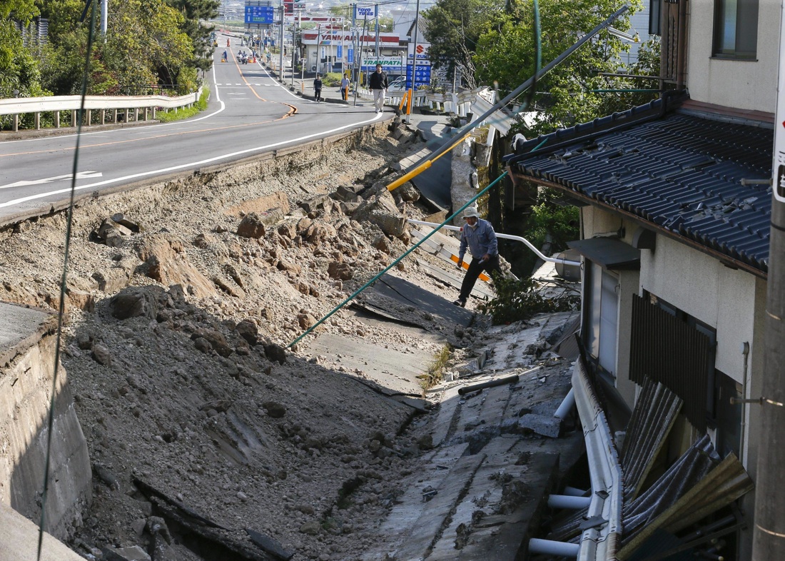 Terremoto in Giappone: 42 morti, 9 dispersi e le scosse continuano – Foto