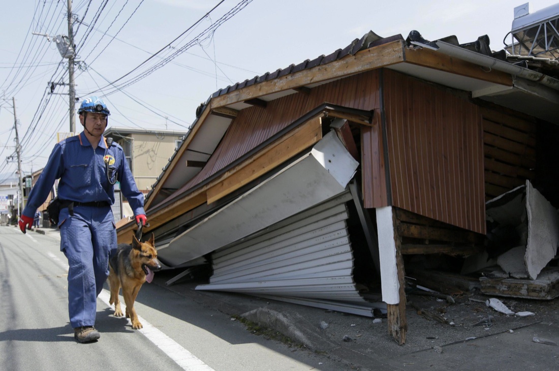 Terremoto in Giappone: 42 morti, 9 dispersi e le scosse continuano – Foto