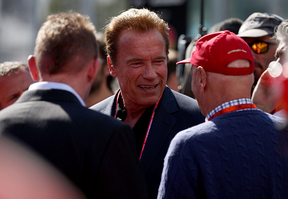 Arnold Schwarzenegger presenta il figlio: due gocce d’acqua Arnold Schwarzenegger presenta il figlio: due gocce d’acqua