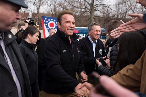 Arnold Schwarzenegger presenta il figlio: due gocce d’acqua Arnold Schwarzenegger presenta il figlio: due gocce d’acqua