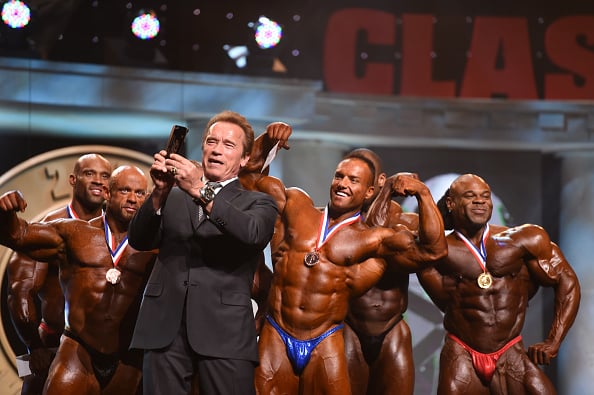 Arnold Schwarzenegger presenta il figlio: due gocce d’acqua Arnold Schwarzenegger presenta il figlio: due gocce d’acqua