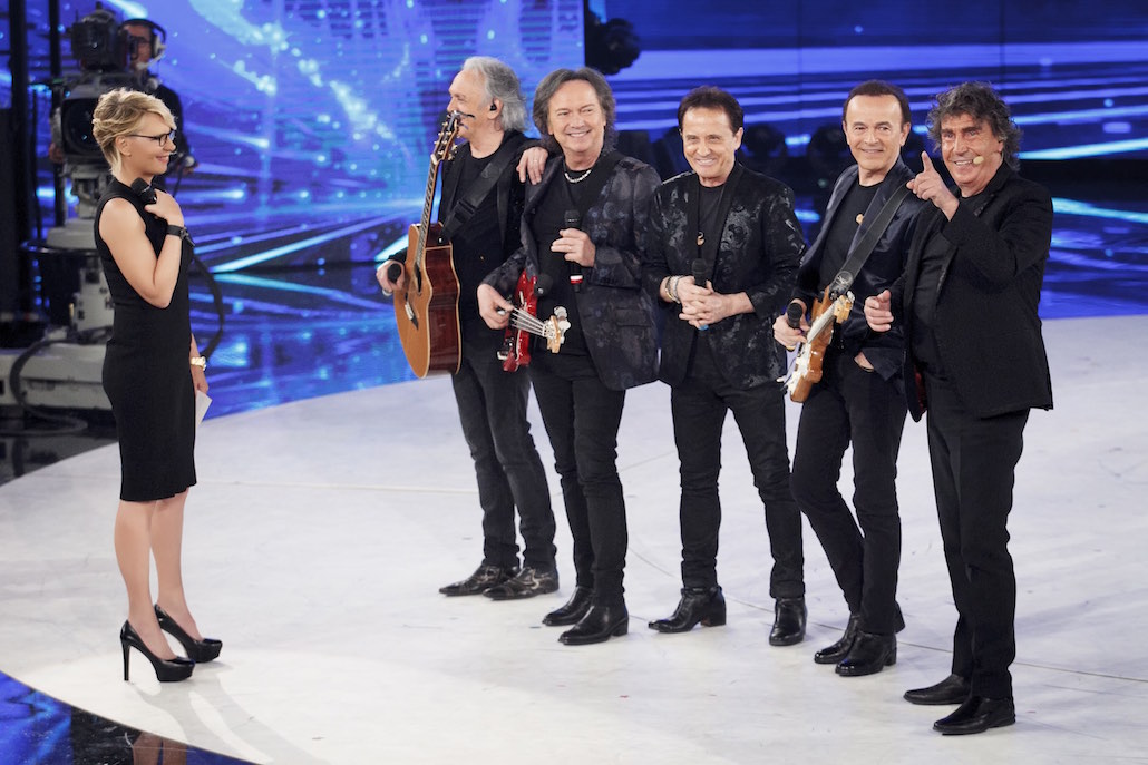 Amici 15: Luca Argentero giudice per una sera, gli allievi duettano con i Pooh
