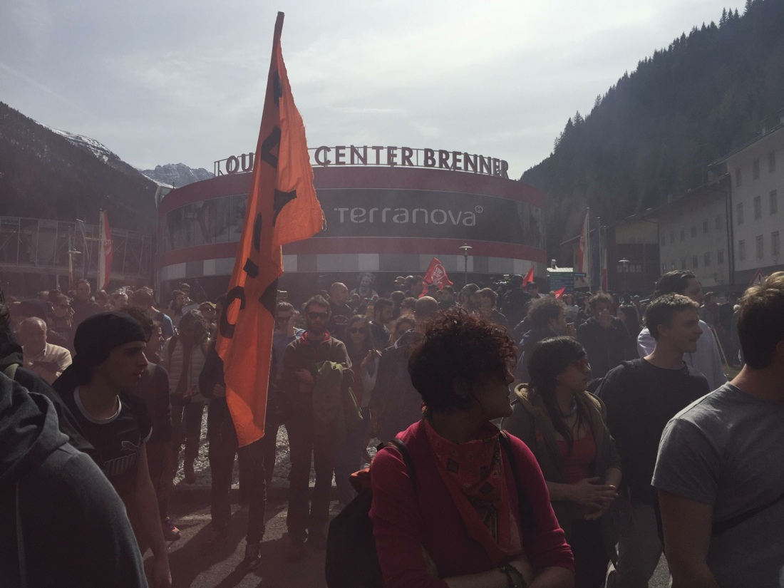 Migranti: l’Austria tira su i muri e la Germania integra