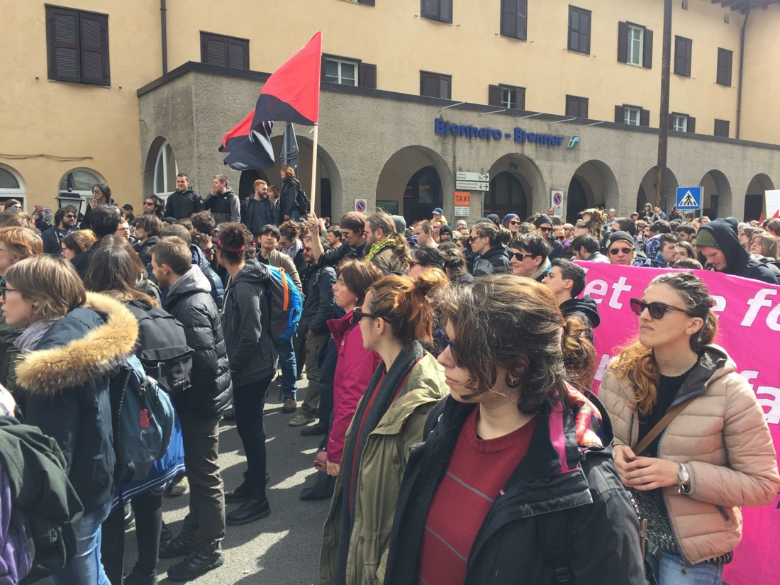 Migranti: l’Austria tira su i muri e la Germania integra