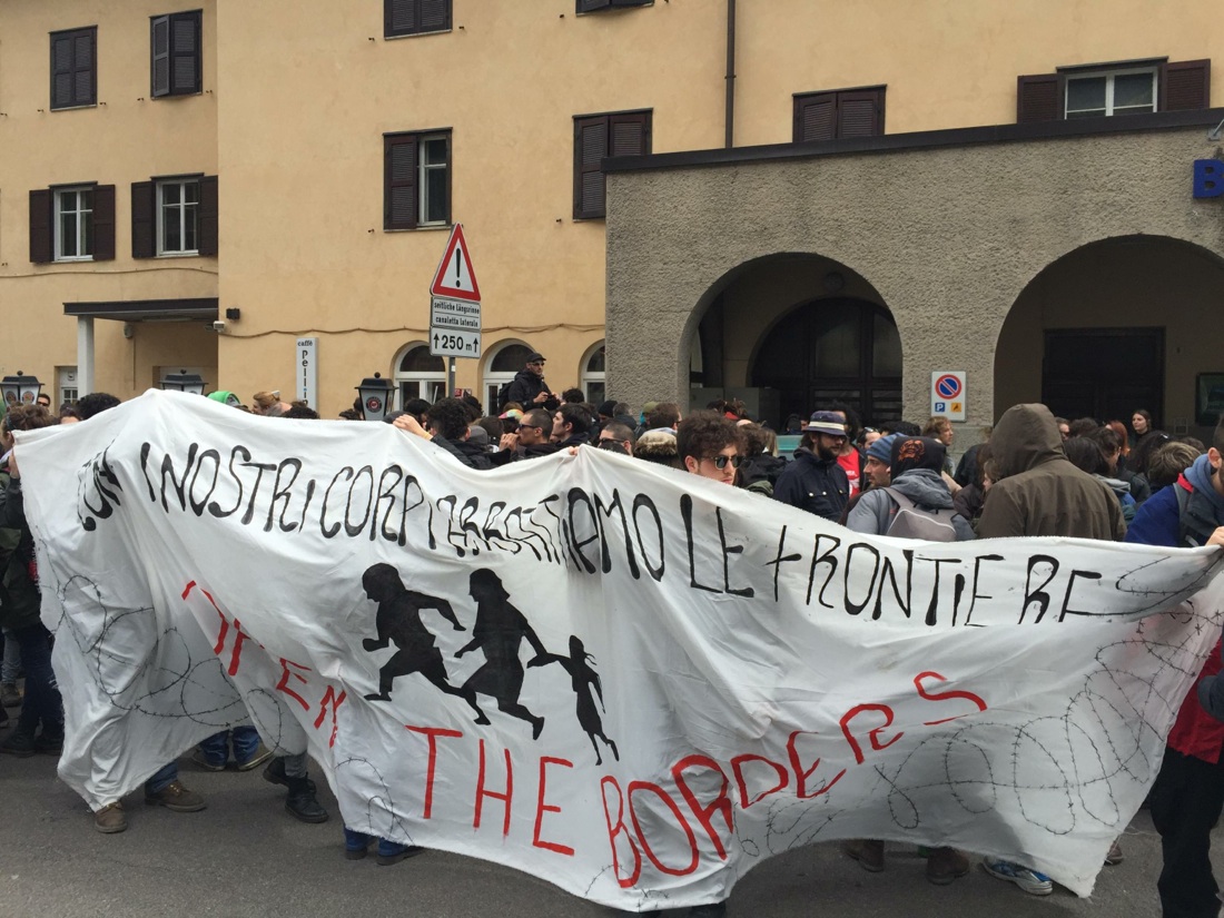 Migranti: l’Austria tira su i muri e la Germania integra