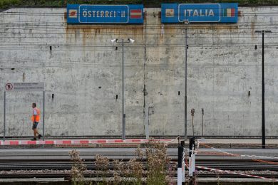 Migranti: l’Austria tira su i muri e la Germania integra