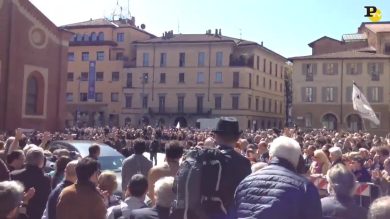 Il grido di “onestà” ai funerali di Casaleggio