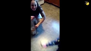 Bambina scopre la gioia del Cioccolato