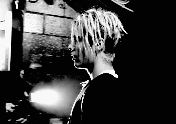 Justin Bieber preso per la gola dal rapper Post Malone Justin Bieber preso per la gola dal rapper Post Malone