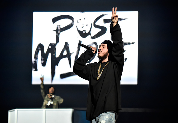 Justin Bieber preso per la gola dal rapper Post Malone Justin Bieber preso per la gola dal rapper Post Malone