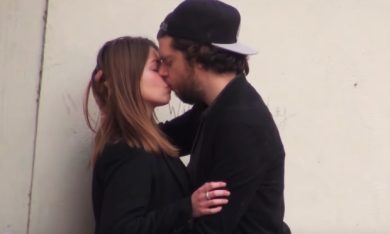 Baciare ragazze (e non solo) per strada