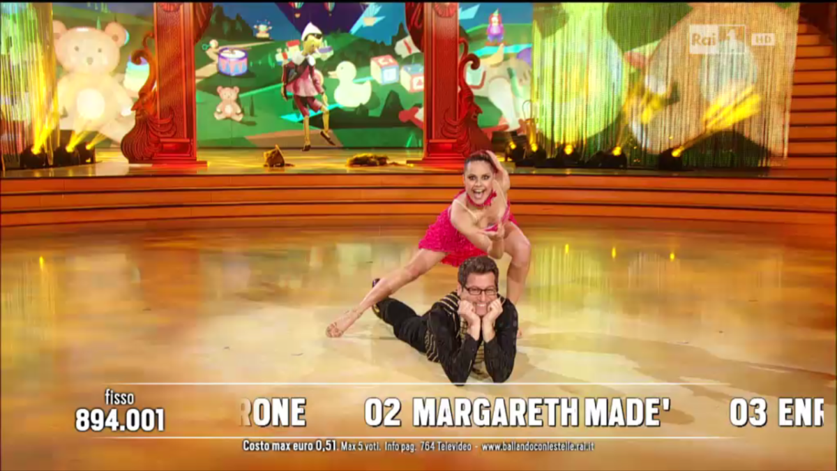 Galleria foto 'Ballando con le stelle 11: ancora una lite tra la Lucarelli e Asia Argento' - foto 2