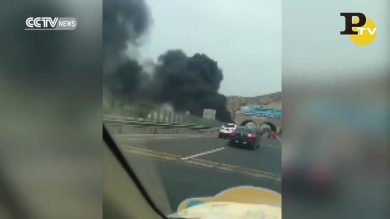 Cina: l’autobus va in fiamme