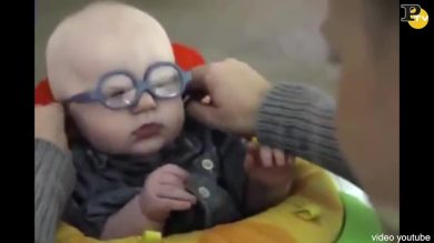 Bimbo mette gli occhiali e vede la mamma per la prima volta