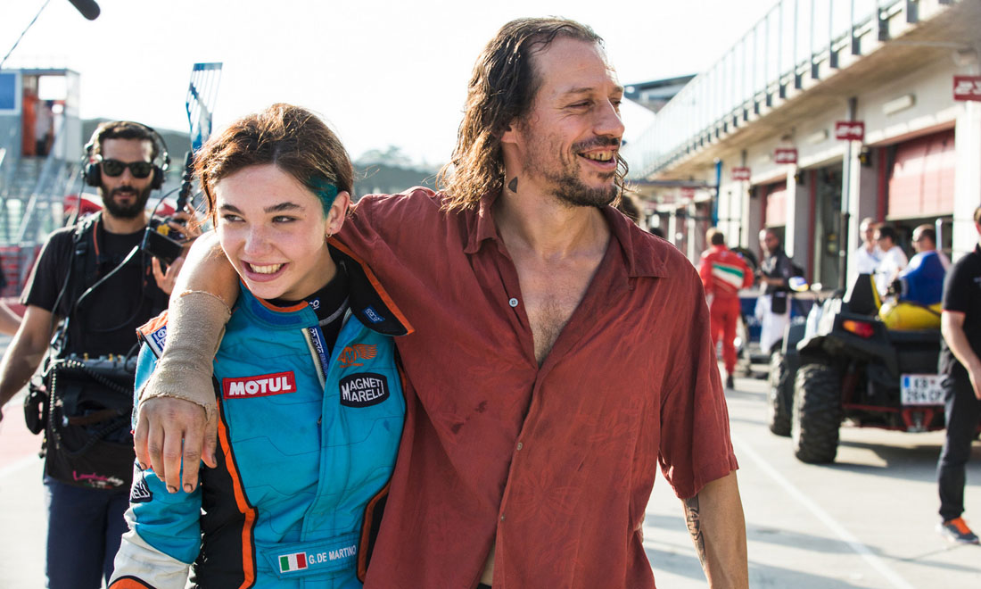 Veloce come il vento, Stefano Accorsi pilota decadente: 5 cose da sapere Veloce come il vento, Stefano Accorsi pilota decadente: 5 cose da sapere