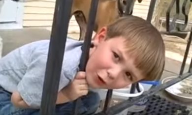 Il bimbo con la testa incastrata nella ringhiera