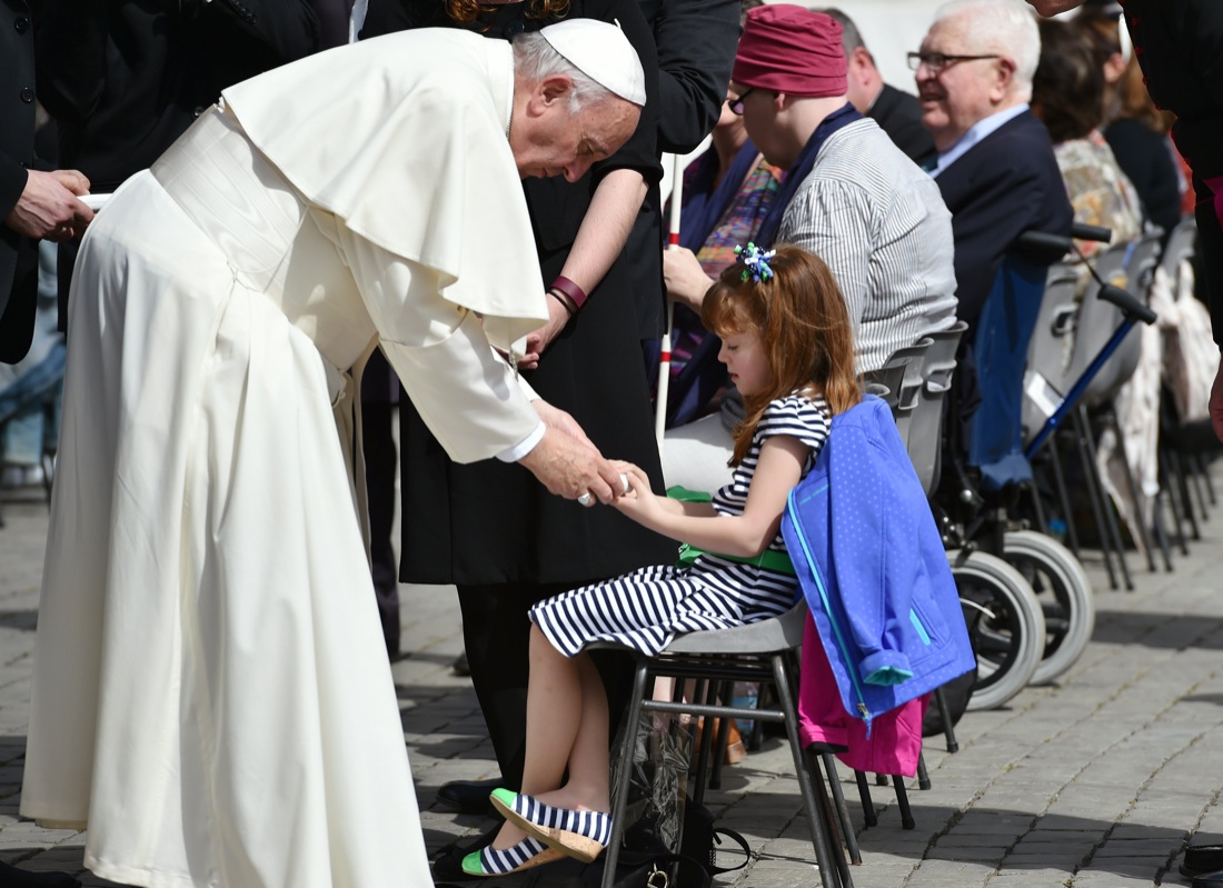 Il Papa abbraccia Lizzy, la bambina che perderà la vista – Foto Il Papa abbraccia Lizzy, la bambina che perderà la vista – Foto