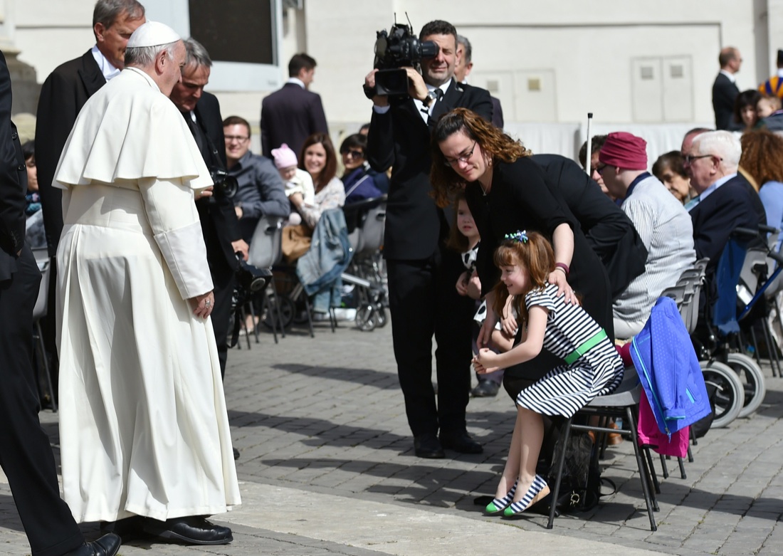 Il Papa abbraccia Lizzy, la bambina che perderà la vista – Foto Il Papa abbraccia Lizzy, la bambina che perderà la vista – Foto