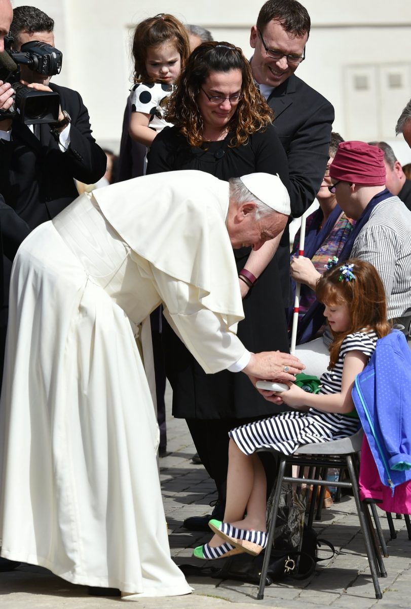 Il Papa abbraccia Lizzy, la bambina che perderà la vista – Foto Il Papa abbraccia Lizzy, la bambina che perderà la vista – Foto