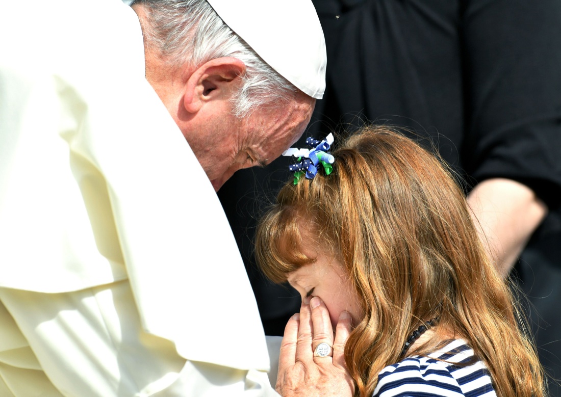 Il Papa abbraccia Lizzy, la bambina che perderà la vista – Foto Il Papa abbraccia Lizzy, la bambina che perderà la vista – Foto