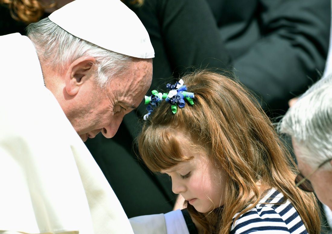 Il Papa abbraccia Lizzy, la bambina che perderà la vista – Foto Il Papa abbraccia Lizzy, la bambina che perderà la vista – Foto