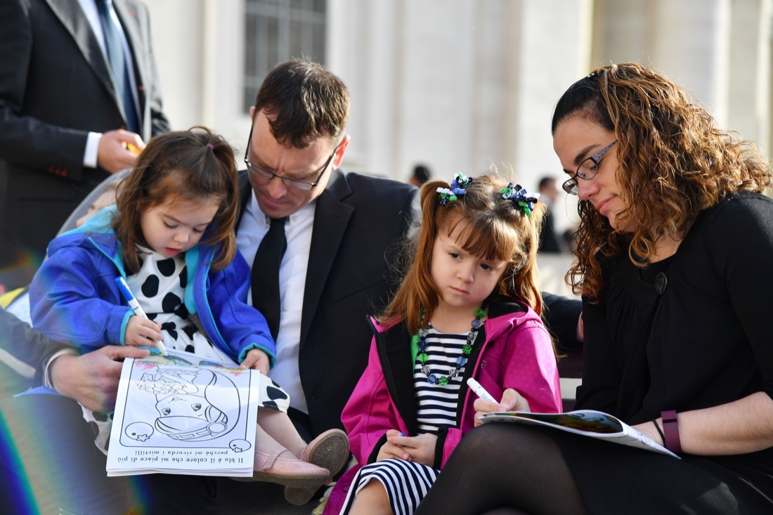 Il Papa abbraccia Lizzy, la bambina che perderà la vista – Foto Il Papa abbraccia Lizzy, la bambina che perderà la vista – Foto