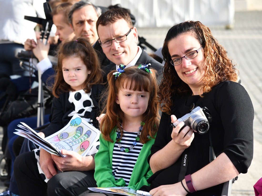 Il Papa abbraccia Lizzy, la bambina che perderà la vista – Foto Il Papa abbraccia Lizzy, la bambina che perderà la vista – Foto