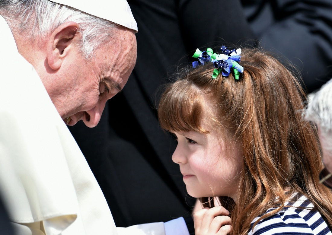 Il Papa abbraccia Lizzy, la bambina che perderà la vista – Foto Il Papa abbraccia Lizzy, la bambina che perderà la vista – Foto